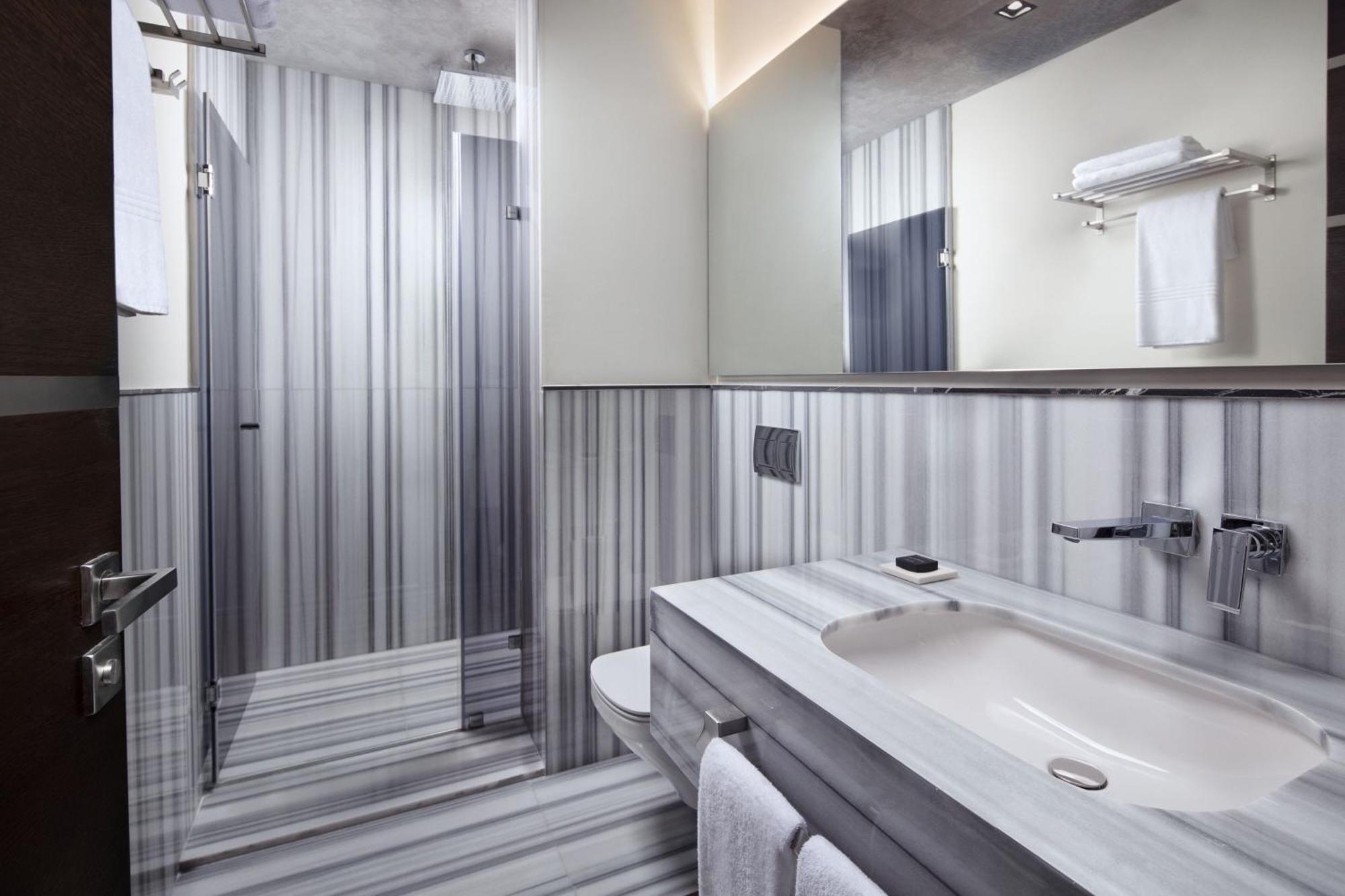 德卡蒙多加拉塔酒店 伊斯坦布尔 外观 照片 A bathroom in a hotel