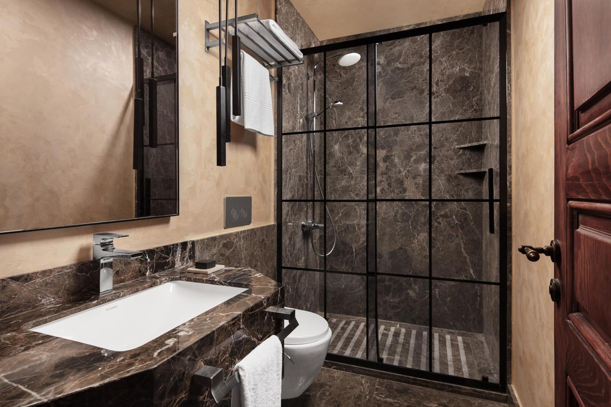 德卡蒙多加拉塔酒店 伊斯坦布尔 外观 照片 A shower enclosure