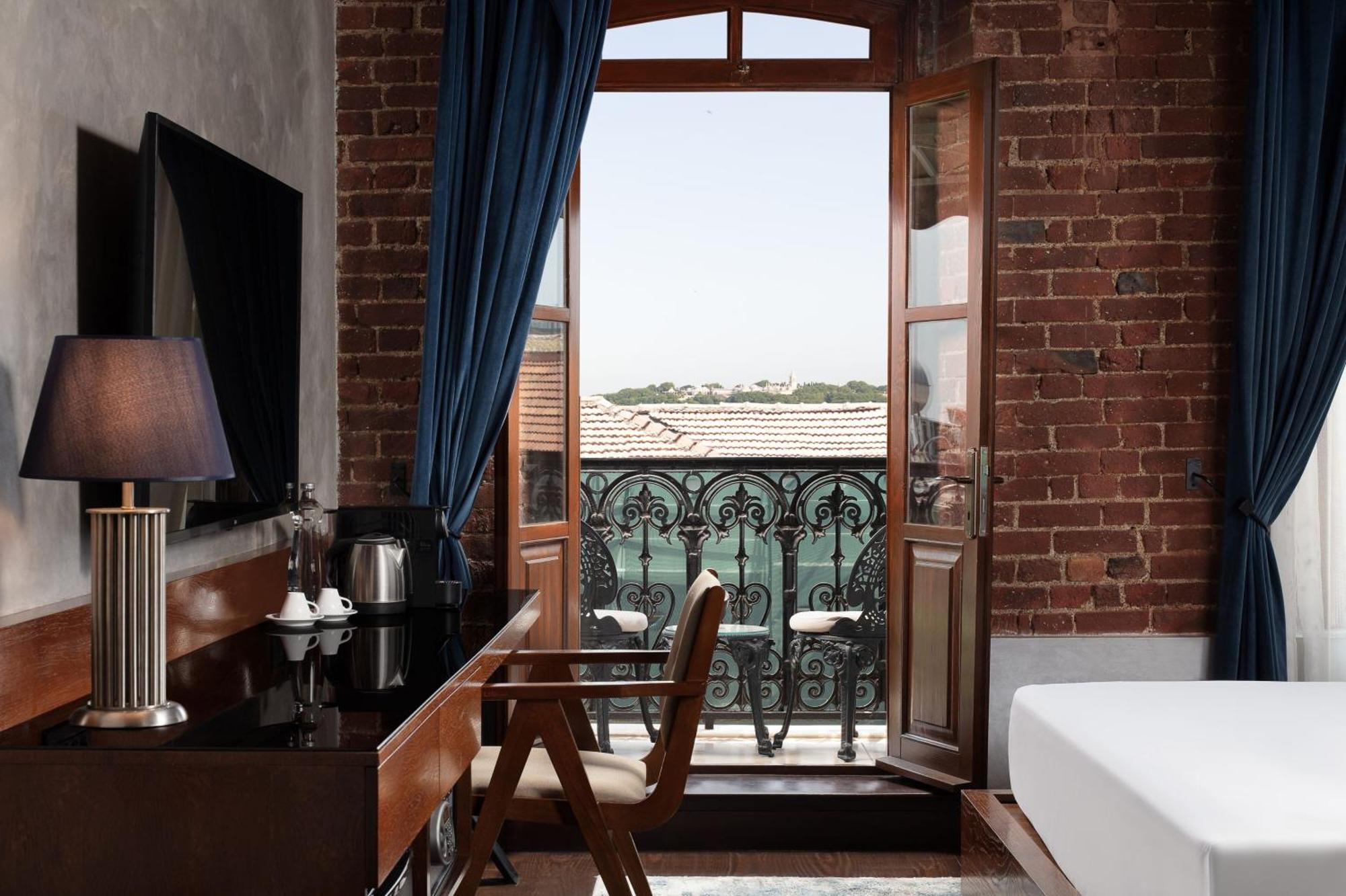 德卡蒙多加拉塔酒店 伊斯坦布尔 外观 照片 A room at the hotel