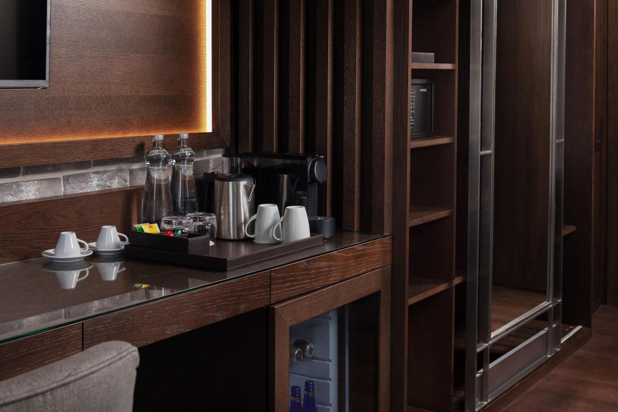 德卡蒙多加拉塔酒店 伊斯坦布尔 外观 照片 A Nespresso machine in a hotel room